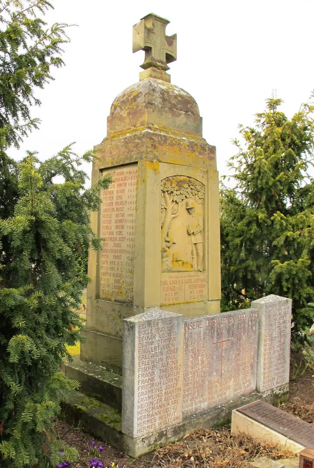 Christliches Kreuz, Vogel, Stahlhelm und Eichenlaub: Das Gefallenendenkmal auf dem Offenauer Friedhof ist reich an feiner Zeichensprache.(Foto: K. Ottowitz/Archiv Gemeinde Offenau)