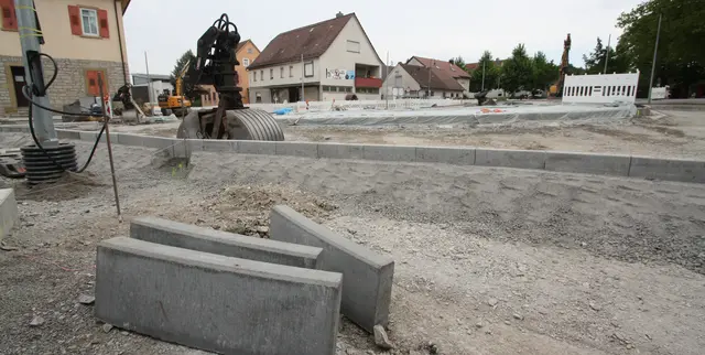 Seine letzten Randsteine bekommt der neue Kreisverkehr vor dem Offenauer Rathaus. (Foto: Gemeinde Offenau)