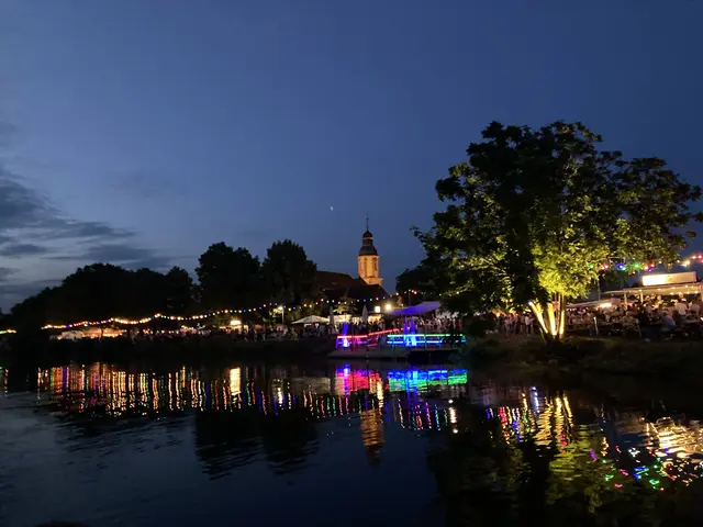In eine glitzernde Festlesmeile verwandelt das Kornlupferfest vom 20. bis 22.Juli die Offenauer Uferpromenade. (Foto: Gemeinde Offenau)
