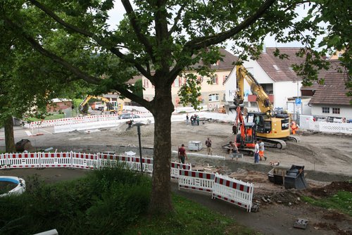 Knapp eineinhalb nach Beginn der Bauarbeiten lassen die neuen Randsteine bereits die Form des neuen Kreisverkehrs vor dem Offenauer Rathaus erahnen. (Foto: Gemeinde Offenau)