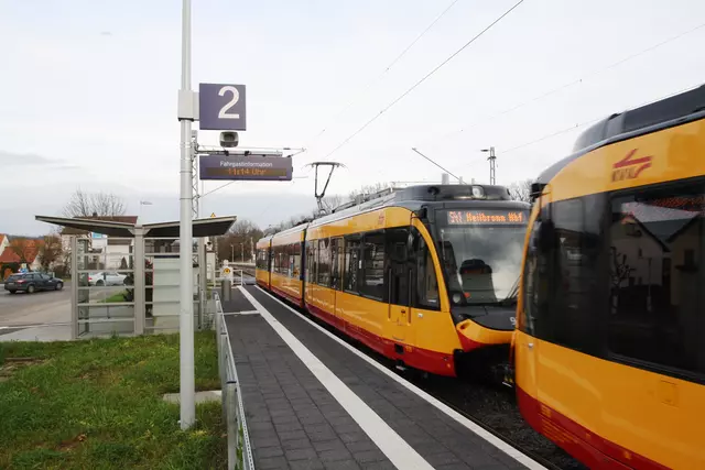 Zwei gelb-rote Stadtbahnen der AVG im Offenauer Bahnhof als Themenfoto Stadt (Foto: Gemeinde Offenau/Archiv)